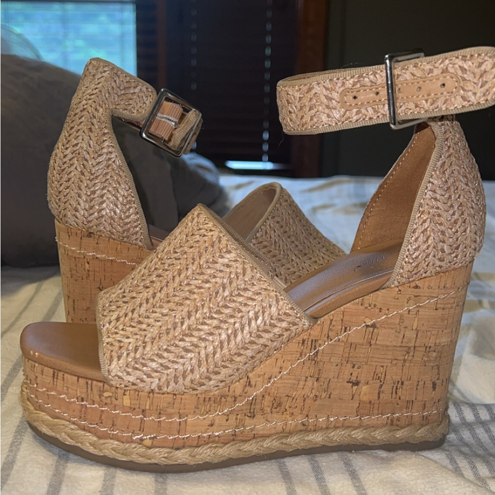 Universal Thread Tan Wedge Sandals with Criss-Cross Design